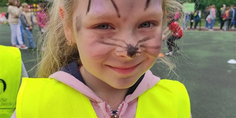 Powiększ grafikę: dziewczynka z namalowaną twarzą kotka