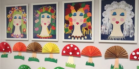 Powiększ grafikę: Kolorowe jesienne grzyby oraz obrazy pór roku wycięte z papieru wykonane przez uczniów w czasie zajęć świetlicowych