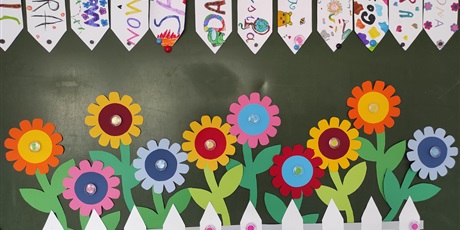Powiększ grafikę: Kolorowe kwiaty wycięte z papieru wykonane przez uczniów w czasie zajęć świetlicowych