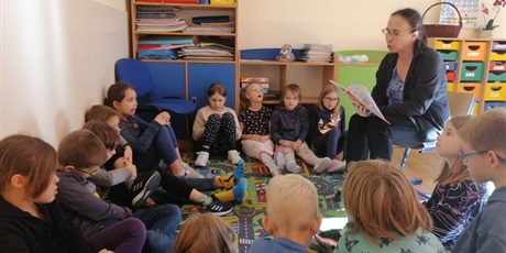 Powiększ grafikę: Uczniowie klasy IIb słuchają książki czytanej przez Panią Renatę