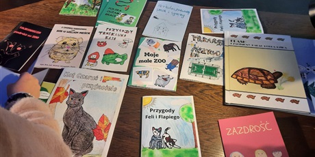 Powiększ grafikę: książki stworzone przez uczniów różnych szkół w czasie projektu