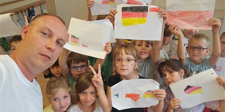 Powiększ grafikę: uczniowie z nauczycielem niemieckiego p. Jakubem