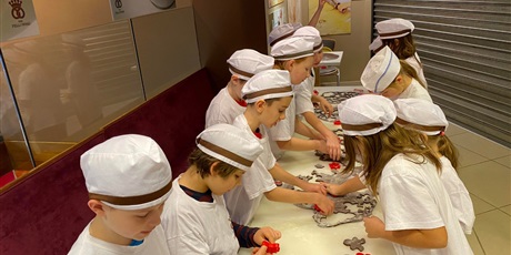 Powiększ grafikę: uczniowie klas 1 i 3 podczas pieczenia pierników w piekarni Pellowski