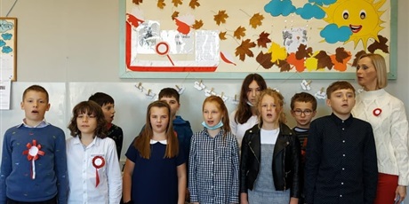 Powiększ grafikę: Uczniowie klasy VA podczas śpiewania hymnu