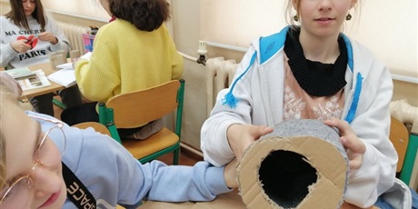 Powiększ grafikę: Uczniowie klasy VIa podczas pracy nad szkieletem ptaka