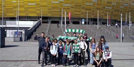 Powiększ grafikę: Uczniowie Piętnastki przed gdańskim stadionem