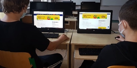 Powiększ grafikę: Uczniowie klasy 8a, przy komputerach oddają głos w budżecie obywatelskim