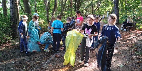 Powiększ grafikę: uczniowie Piętnastki podczas akcji sprzątania Wroniej Górki