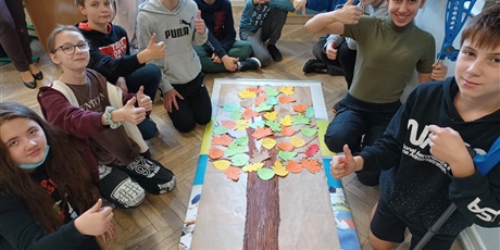 Powiększ grafikę: Uczniowie klasy 7b prezentują drzewo życzliwości
