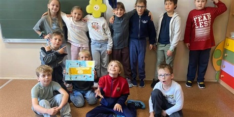 Powiększ grafikę: Dzień Chłopaka w naszej szkole. Chłopcy otrzymali niezwykły prezent - Golden Ticket.