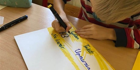 Powiększ grafikę: Dzień Chłopaka w naszej szkole. Chłopcy otrzymali niezwykły prezent - Golden Ticket.