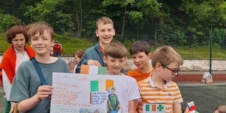Powiększ grafikę: klasy na boisku podczas pokazów i konkursów z okazji Dnia Europejskiego