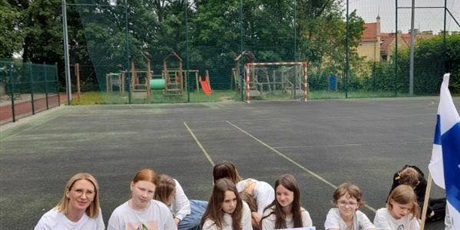 Powiększ grafikę: klasy na boisku podczas pokazów i konkursów z okazji Dnia Europejskiego