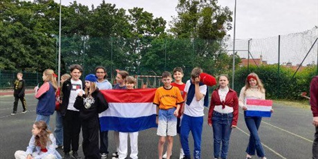 Powiększ grafikę: klasy na boisku podczas pokazów i konkursów z okazji Dnia Europejskiego