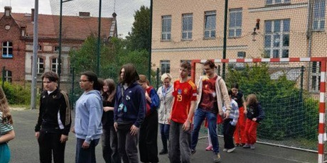 Powiększ grafikę: klasy na boisku podczas pokazów i konkursów z okazji Dnia Europejskiego