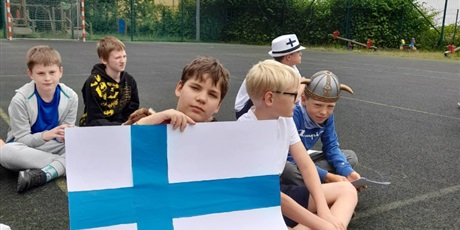 Powiększ grafikę: klasy na boisku podczas pokazów i konkursów z okazji Dnia Europejskiego