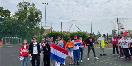 Powiększ grafikę: klasy na boisku podczas pokazów i konkursów z okazji Dnia Europejskiego