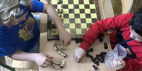 Powiększ grafikę: dzieci podczas wspólnej gry w szachy