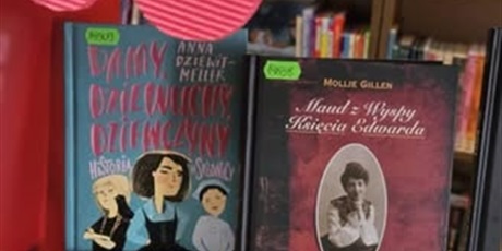 Powiększ grafikę: wystawa książek w bibliotece szkolnej
