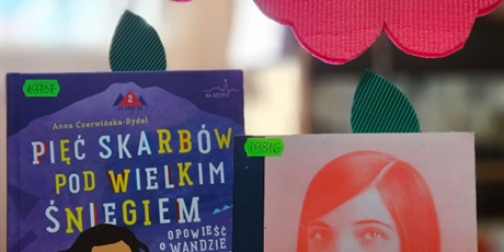 Powiększ grafikę: wystawa książek w bibliotece szkolnej