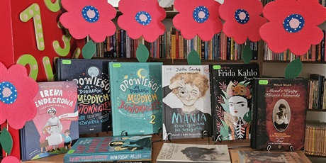 Powiększ grafikę: wystawa książek w bibliotece szkolnej