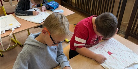 Powiększ grafikę: torby wykonane przez uczniów klasy 2a na Dzień Matki