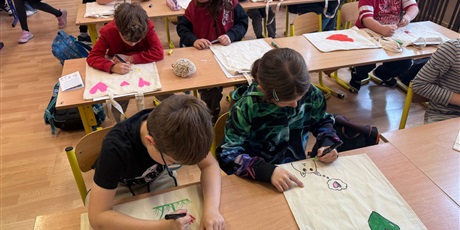 Powiększ grafikę: torby wykonane przez uczniów klasy 2a na Dzień Matki