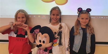 Powiększ grafikę: Uczennice klasy 3a świętują dzień myszki Mickey