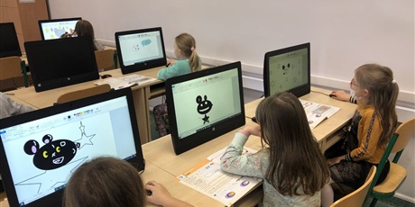 Powiększ grafikę: Uczniowie klas młodszych w ramach zajęć komputerowych rysują myszkę Mickey