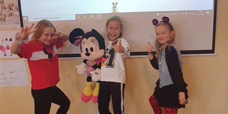 Powiększ grafikę: Uczennice klasy 3a świętują dzień myszki Mickey