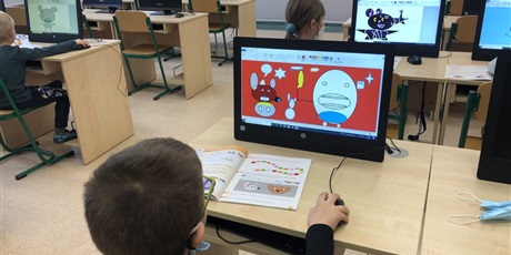 Powiększ grafikę: Uczniowie klas młodszych w ramach zajęć komputerowych rysują myszkę Mickey