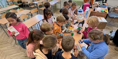 Powiększ grafikę: uczniowie klas 1-4 podczas zajęć z okazji Dnia Technologicznego