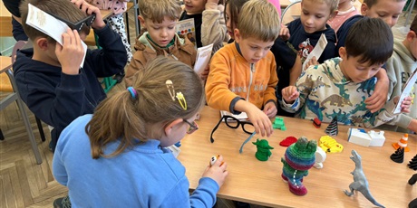 Powiększ grafikę: uczniowie klas 1-4 podczas zajęć z okazji Dnia Technologicznego