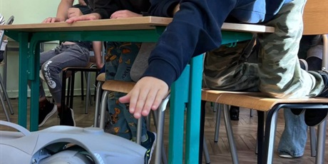 Powiększ grafikę: uczniowie klas 1-4 podczas zajęć z okazji Dnia Technologicznego
