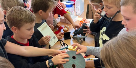 Powiększ grafikę: uczniowie klas 1-4 podczas zajęć z okazji Dnia Technologicznego