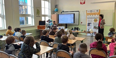 Powiększ grafikę: uczniowie klas 1-4 podczas zajęć z okazji Dnia Technologicznego