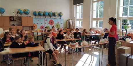 Powiększ grafikę: uczniowie klas 1-4 podczas zajęć z okazji Dnia Technologicznego