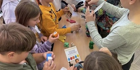 Powiększ grafikę: uczniowie klas 1-4 podczas zajęć z okazji Dnia Technologicznego