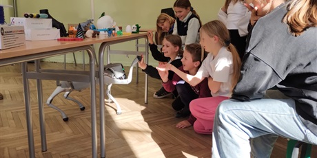 Powiększ grafikę: uczniowie klas 1-4 podczas zajęć z okazji Dnia Technologicznego