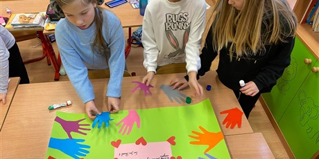 Powiększ grafikę: uczniowie klasy trzeciej podczas pracy nad plakatem