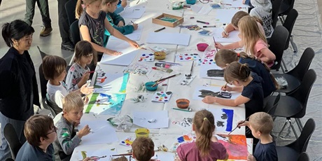 Powiększ grafikę: uczniowie klasy II B i V A podczas warsztatów festiwalowych