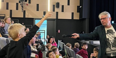 Powiększ grafikę: uczniowie klasy II B i V A podczas warsztatów festiwalowych