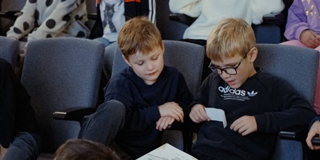 Powiększ grafikę: uczniowie klasy II B i V A podczas warsztatów festiwalowych