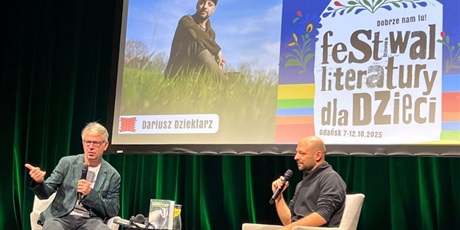 Powiększ grafikę: uczniowie klasy II B i V A podczas warsztatów festiwalowych