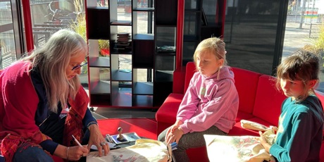 Powiększ grafikę: uczniowie klasy II B i V A podczas warsztatów festiwalowych