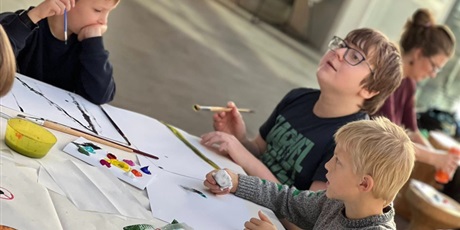 Powiększ grafikę: uczniowie klasy II B i V A podczas warsztatów festiwalowych