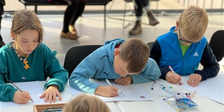 Powiększ grafikę: uczniowie klasy II B i V A podczas warsztatów festiwalowych