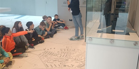 Powiększ grafikę: uczniowie klasy Va w czasie warsztatów