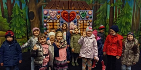 Powiększ grafikę: Dzieci z oddziału przedszkolnego na spektaklu "Jaś i Małgosia"