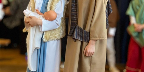 Powiększ grafikę: Uczniowie klasy IIa oraz chór szkolny w inscenizacji jasełek